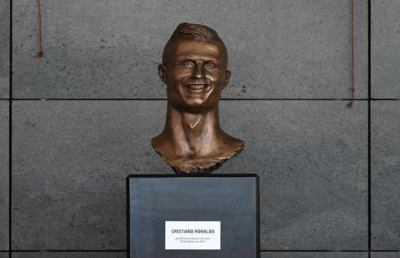 Cristiano Ronaldo si gode il ''suo'' aeroporto