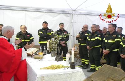 Al campo dei Vigili del fuoco di Pescara del Tronto la Messa delle Palme