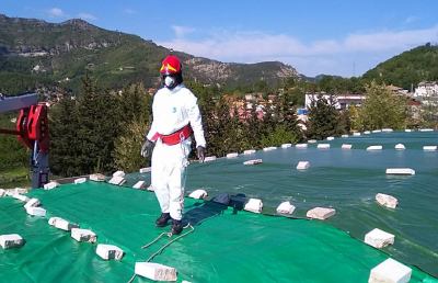 Acquasanta Terme, Vigili del fuoco coprono tetto danneggiato da sisma e neve