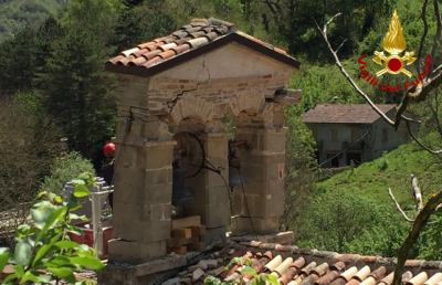Vigili del fuoco Ascoli, recuperate le campane della chiesa di Tufo di Arquata