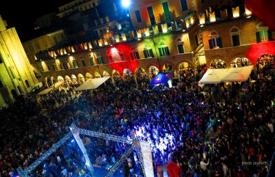 Ascoli Piceno, successo per l'Aperistreet in piazza. Castelli: “Divertimento sano senza eccessi”