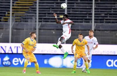 Frosinone-Carpi 0-1, impresa epica degli emiliani di Castori ridotti in 9! 