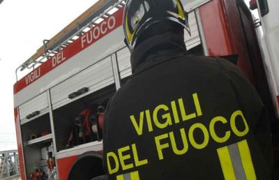 Ascoli Piceno, autocarro si ribalta lungo l'asse attrezzato in zona industriale