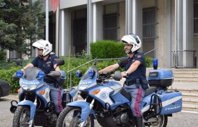 Guida ubriaco, fugge e scatena rissa con i poliziotti: arrestato 24enne ad Ascoli