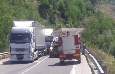 Strada Salaria, automobile incastrata tra due tir all'altezza di Amatrice