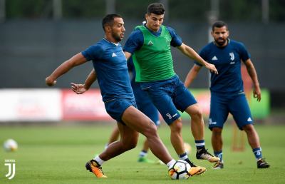 Orsolini lavora a Vinovo sotto lo sguardo di Allegri. Primi dribbling con Khedira e Benatia