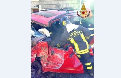Pedaso, Vigili del fuoco Ascoli in azione dopo scontro tra auto e camion