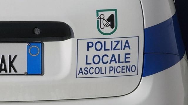 Ascoli Piceno: movida, controlli della Polizia Locale. Sanzioni per esercizi commerciali e sequestro di hashish 