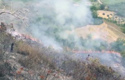 Ascoli Piceno, Vigili del Fuoco al lavoro per domare incendio a Monterocco