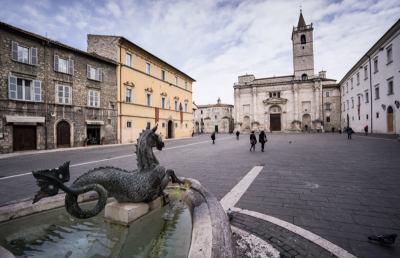 Ascoli Piceno, uomo trovato senza vita in una via del centro storico
