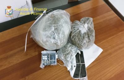 Guardia di Finanza San Benedetto, arrestato per detenzione 870 grammi marijuana