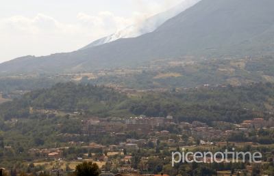 Civitella del Tronto, vasto incendio sulla montagna di Campli. Fumo ben visibile da Ascoli