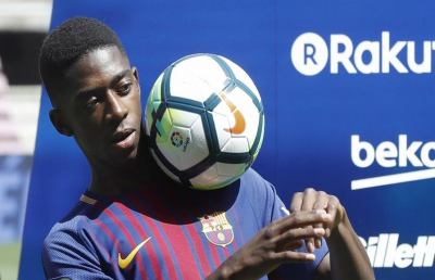 Barcellona, Dembelè sbaglia i palleggi durante la presentazione ufficiale...