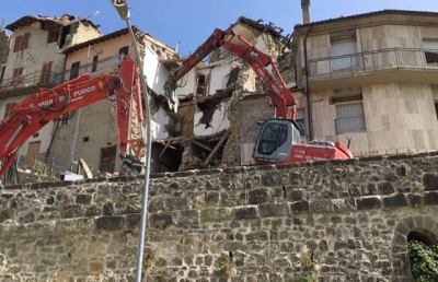 Vigili del fuoco Ascoli al lavoro per riaprire strada d'accesso ad Arquata capoluogo