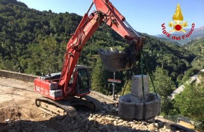 Arquata del Tronto, Vigili del Fuoco recuperano fontana nel centro del paese