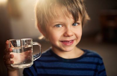 I bimbi che bevono poco soffrono di tosse quasi il doppio degli altri