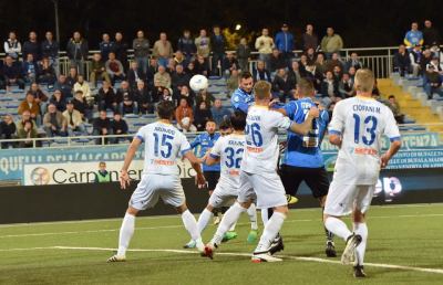 Novara-Frosinone 2-1, gli azzurri stendono la capolista. Classifica molto compatta 