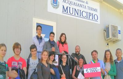 Ascoli, studenti austriaci consegnano assegno da 1600 euro a sindaco di Acquasanta