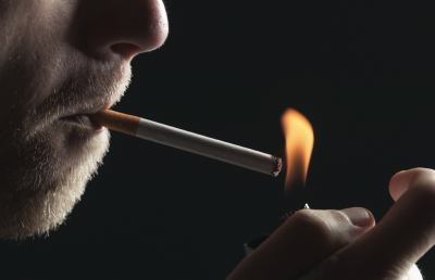 Come smettere di fumare? Pagare il fumatore per indurlo ad abbandonare il vizio