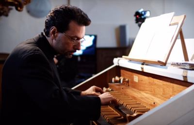 Concerto evento a Comunanza, Scandali suona e spiega l’organo gioiello unico al mondo