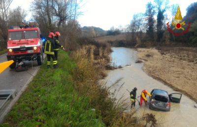 Vigili del Fuoco Ascoli, recuperata auto scivolata nel fiume Ete Vivo a causa del ghiaccio