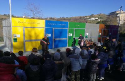 Offida, sindaco Lucciarini inaugura la nuova isola ecologica 