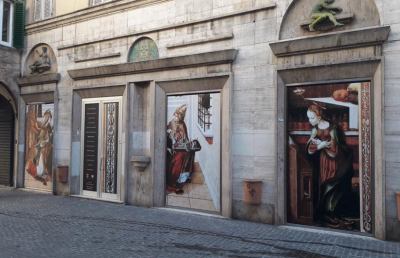 Ascoli Piceno, vetrine inutilizzabili del centro storico decorate con motivi crivelleschi