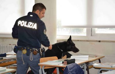 Polizia Ascoli-Fermo: controlli antidroga nelle scuole con ausilio unità cinofile