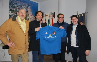 Rugby, l'ex azzurro Camiscioni omaggia con una maglia il sindaco di San Benedetto