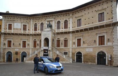 Questura Ascoli-Fermo, poliziotto libero dal servizio blocca iracheno autore di incidente stradale 	  