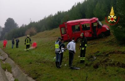 Minibus si ribalta lungo l'A14, intervengono i Vigili del Fuoco di Ascoli-Fermo