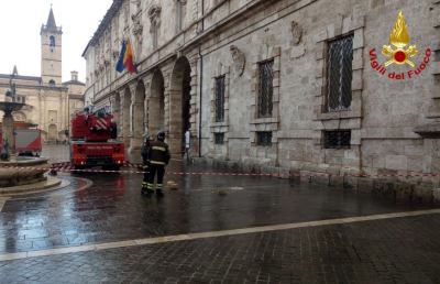 Vigili del Fuoco Ascoli al lavoro in Piazza Arringo sulla facciata del palazzo comunale