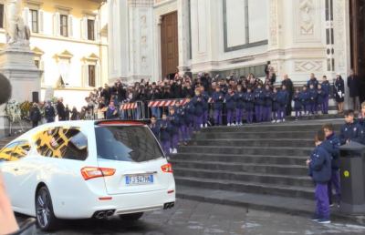 Firenze, commozione e applausi per l'arrivo del feretro di Astori a Santa Croce