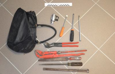 Lido Tre Archi, rinvenuta auto rubata usata per furti. All'interno machete di grosse dimensioni