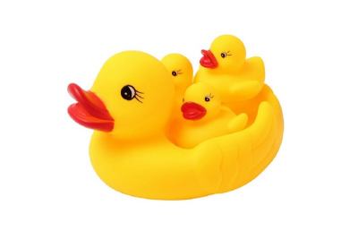 I pericoli delle anatre di plastica nel bagno dei bambini. Dovremmo vietarle?