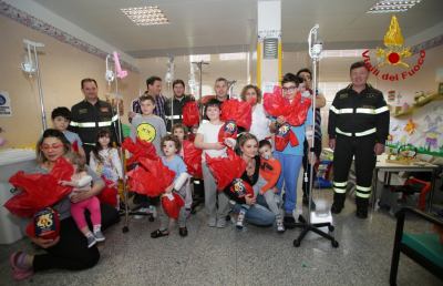  Vigili del Fuoco Ascoli, uova di Pasqua in dono ai bimbi ricoverati in pediatria