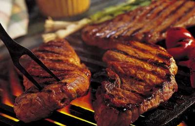 Carne molto cotta aumenta il rischio di ipertensione arteriosa, nuovo allarme degli scienziati