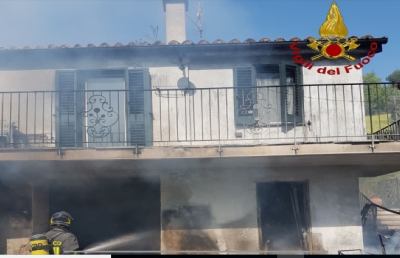 Vigili del Fuoco Ascoli, tratte in salvo due persone intrappolate dalle fiamme a Massignano