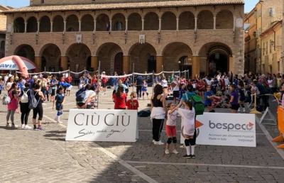 Offida, giornata di sport e sorrisi con mini atleti alle prese con calcio e pallavolo