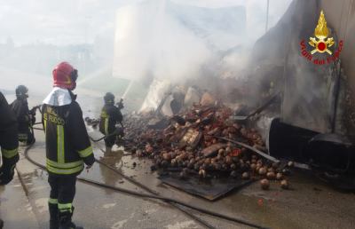 Monsampolo del Tronto, intervento Vigili del Fuoco per incendio a tir carico di frutta