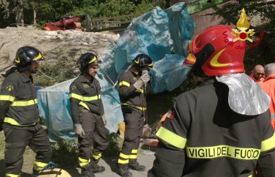 Pescara del Tronto, Vigili del Fuoco in azione per ribaltamento piattaforma aerea con tre operai