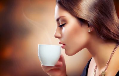 Un buon motivo per bere il caffè: migliora la prestazione al lavoro