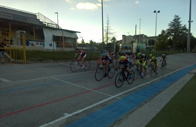 Ciclismo su pista, grande spettacolo al Velodromo di Monticelli per il ''Memorial Mamma Ave''