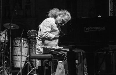 Ascoli Piceno, le sonorità brasiliane di Stefano Bollani incantano Piazza del Popolo