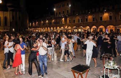 Ascoli Piceno, in Piazza del Popolo appuntamento con ''Plaza de Tango''