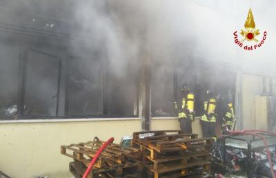 Vigili del Fuoco in azione a Porto Sant'Elpidio per vasto incendio in un fabbricato