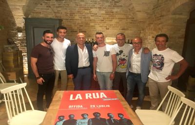 Offida,  attesa in Piazza del Popolo per il concerto de ''La Rua''