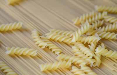 Come salvare il cibo dalle “minacce” dell’estate: ecco le 4 regole salva-dispensa