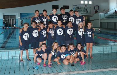 Nuoto, gli Esordienti della Delphinia Team Piceno primi nelle Marche