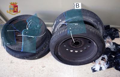Cocaina nascosta nella ruota di scorta: arrestati un ascolano ed un napoletano